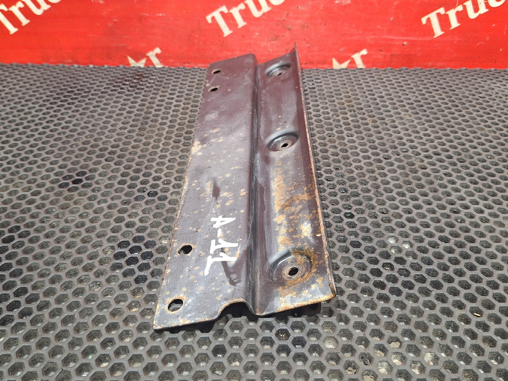 Кронштейн крыла переднего