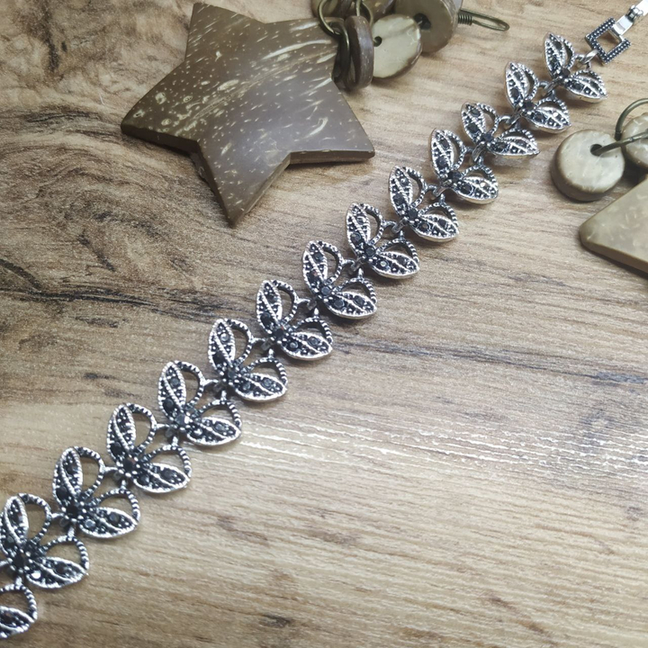 Браслет Vogue Бабочки 16 мм стразы графитовые металл серебристый на красном бархате