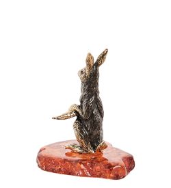 AM-1810 Фигурка «Заяц с морковкой» (латунь, янтарь)