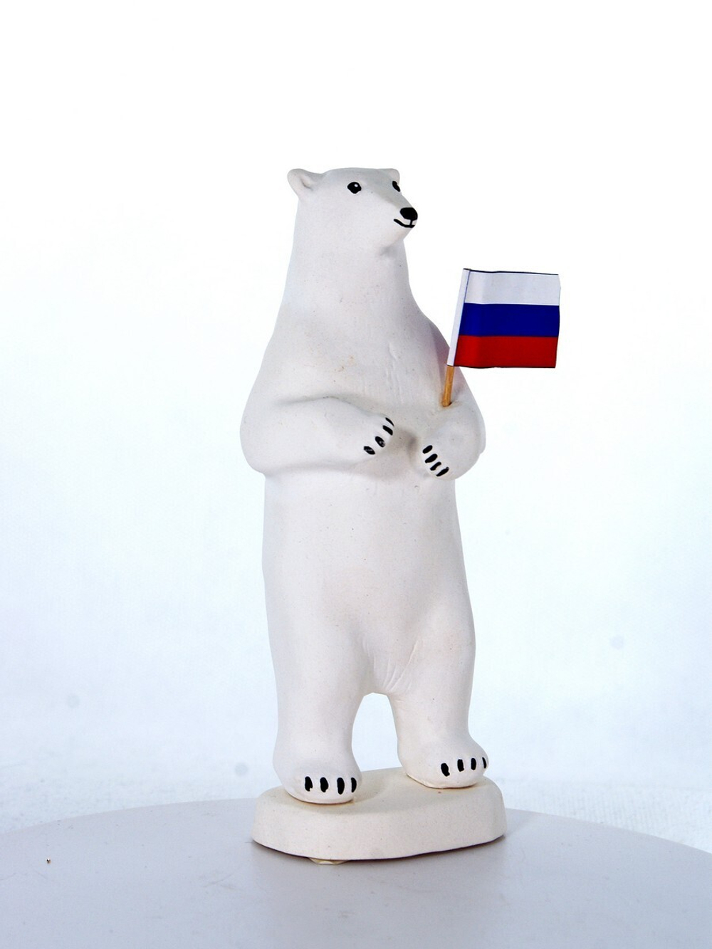 Фарфоровая статуэтка Белый медведь на льдине с флажком
