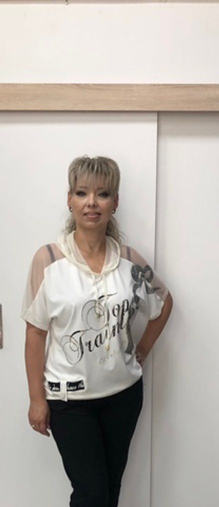 Белый блузон с капюшоном на завязке