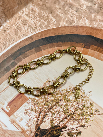 Золотистый браслет с крупными звеньями