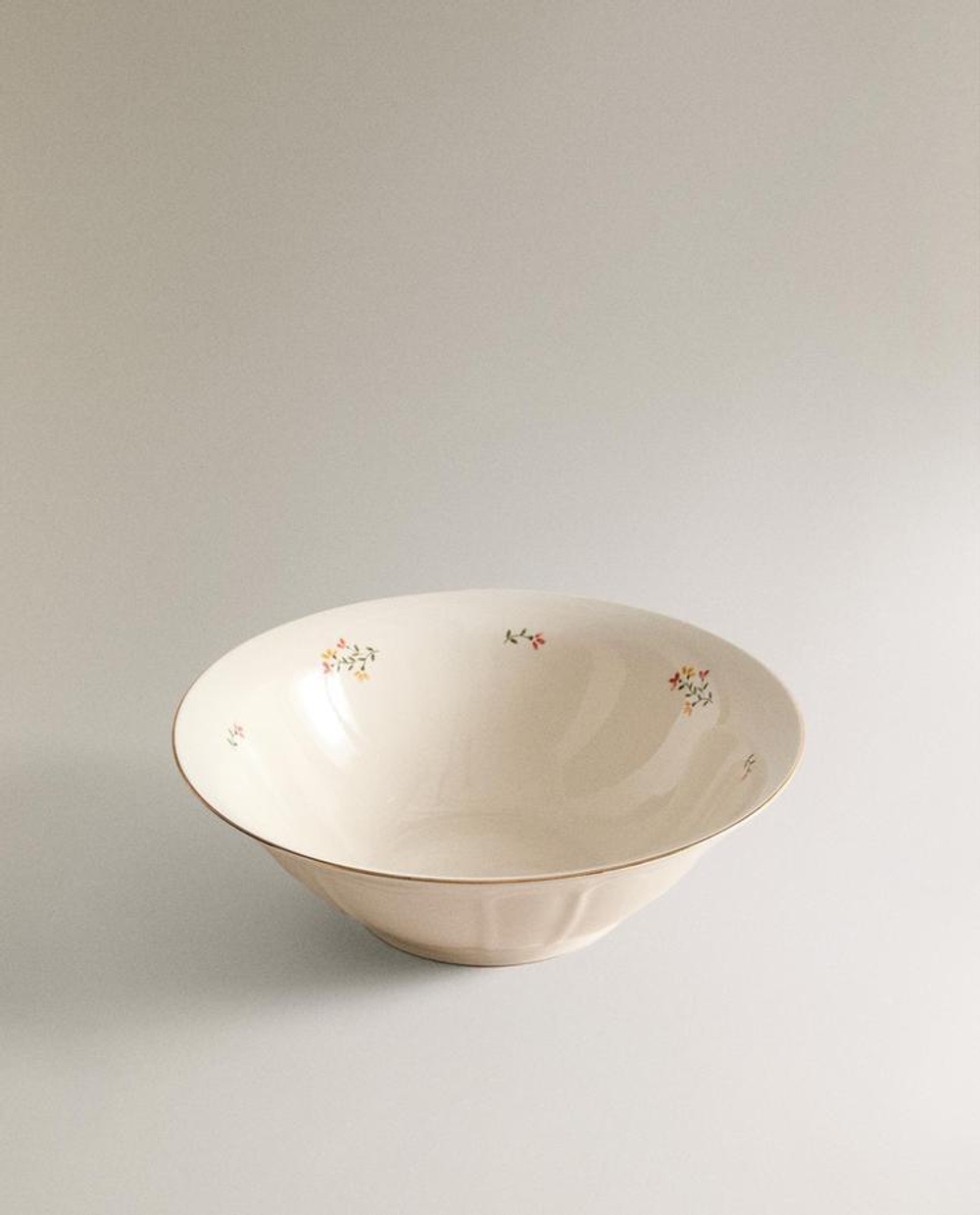 ZARA HOME САЛАТНИЦА ИЗ ФАРФОРА С ЦВЕТОЧНЫМ УЗОРОМ, КРЕМОВЫЙ