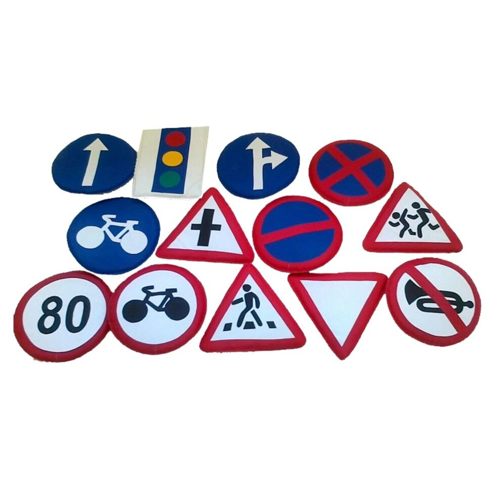 Детский игровой дорожный знак на стойке 1 шт. (в ассортименте любые знаки)