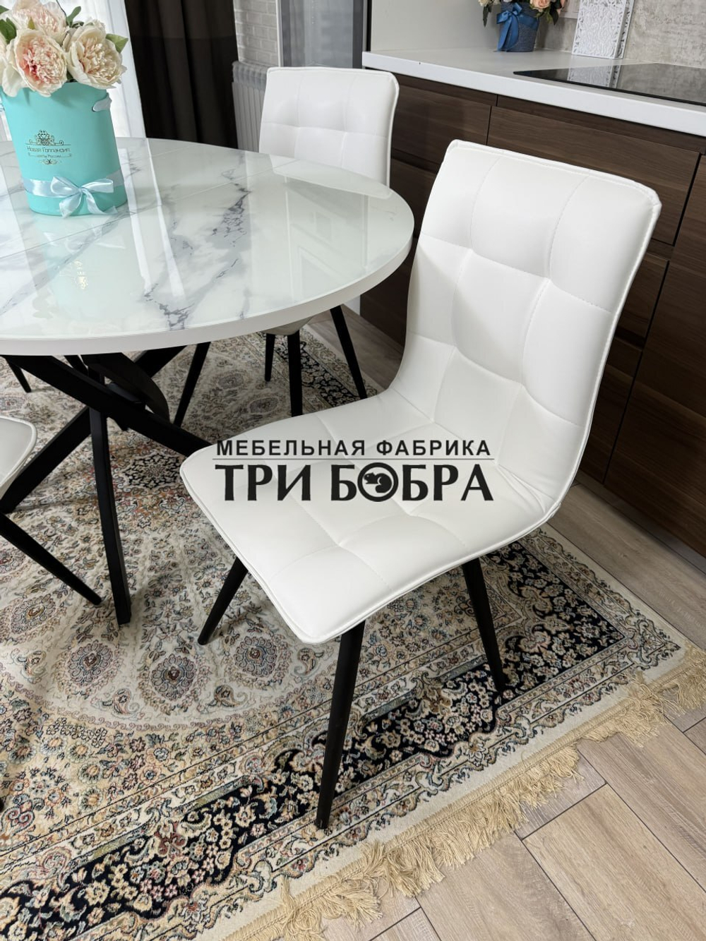 Круглый стеклянный раздвижной стол "Серый мрамор 262" и стулья "ГУЧИ" белый