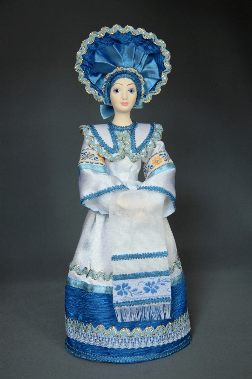 Кукла коллекционная фарфоровая Хозяюшка русском костюме в стиле Гжель