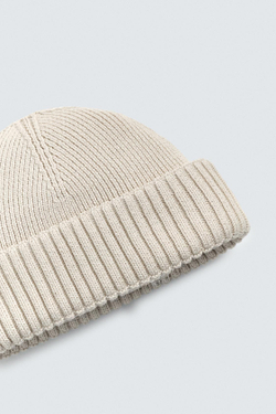 ZARA КОРОТКАЯ ТРИКОТАЖНАЯ ШАПКА, ЭКРЮ