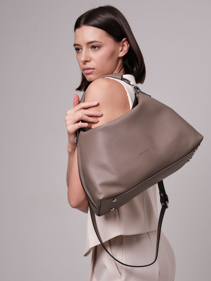 Сумка кожаная на плечо тауп