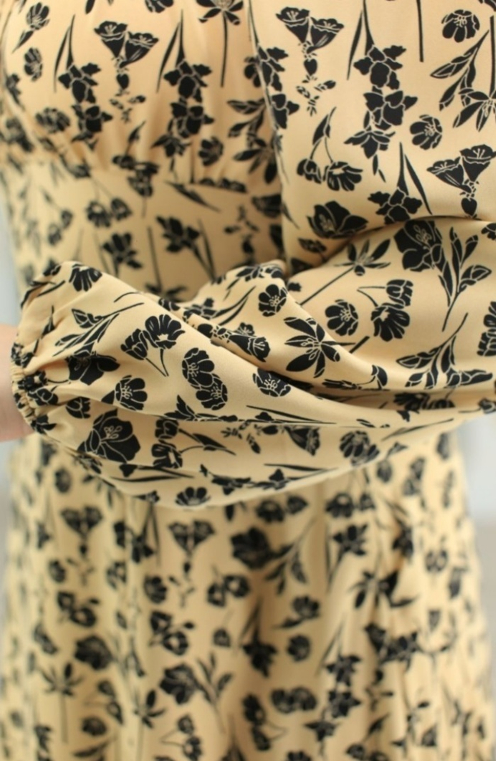 Платье женское тонкое весеннее атлас принт разрез с разрезом миди большой размер крестьянка 46 M М бежевое горчичное горчица цветы рисунок в цветочек