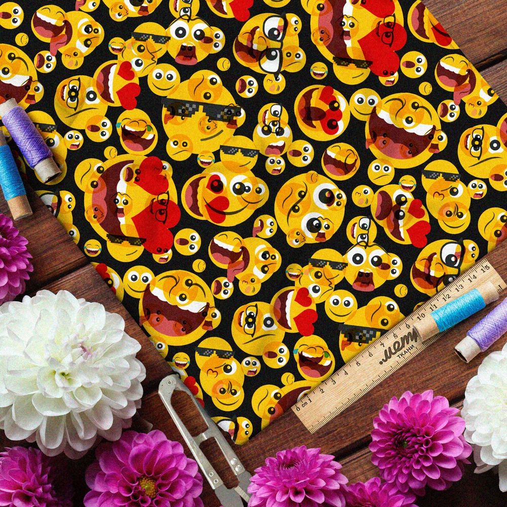 Ткань барби безумные смайлики на чёрном фоне