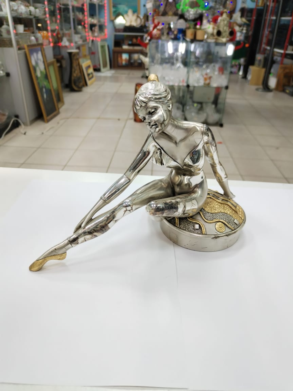 Скульптура балерины на подушке. посеребренная смола.Италия.