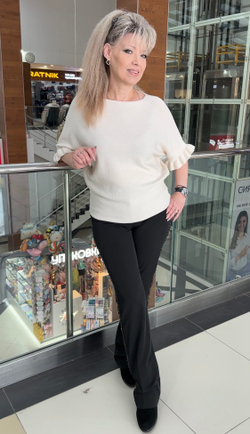 Белый джемпер с рюшей по рукавам