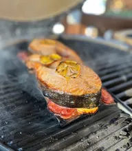 Керамический угольный гриль Monolith Two.55, 43 см, с ножками и столиками, чёрный