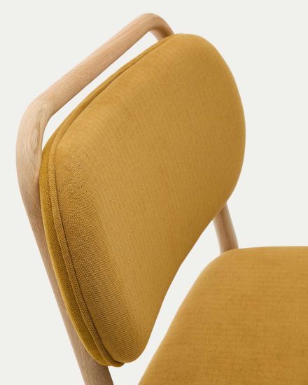 Кресло Helda из горчичного шенилла и массива дуба Испания La Forma