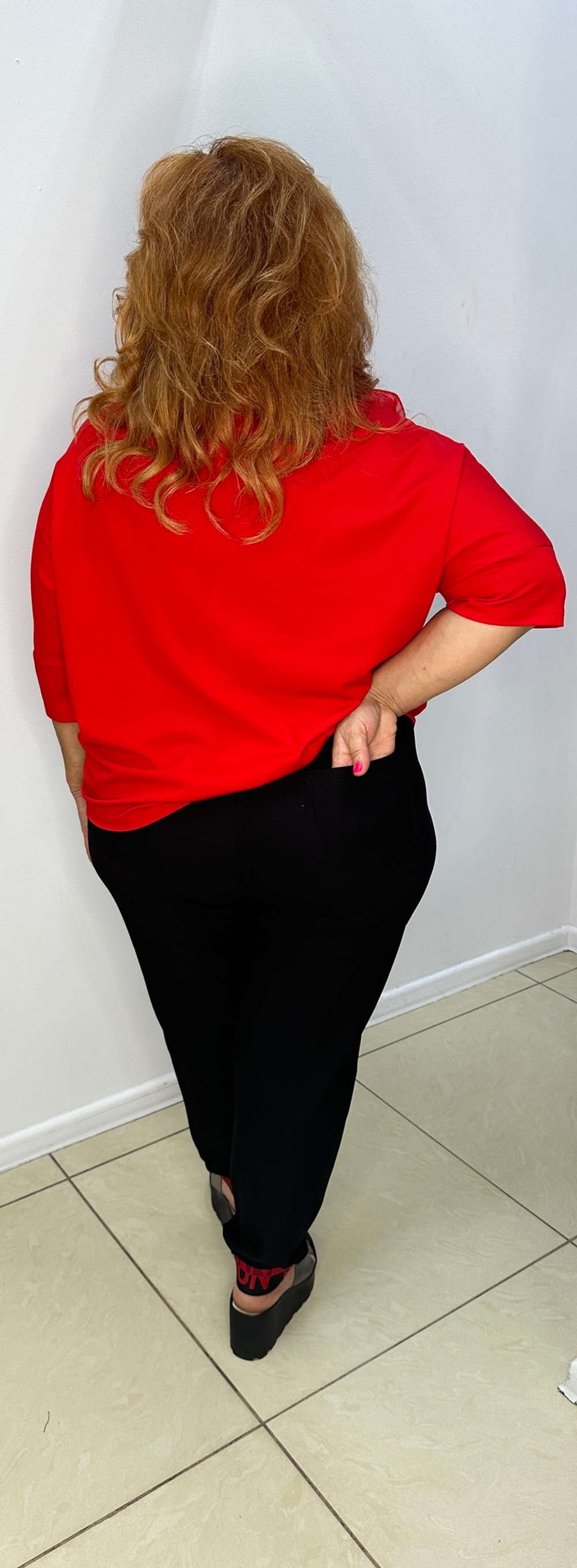 Черные брюки-момы на резинке с красно-белым принтом