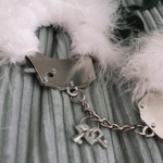 Металлические наручники с белыми перьями Adrien Lastic