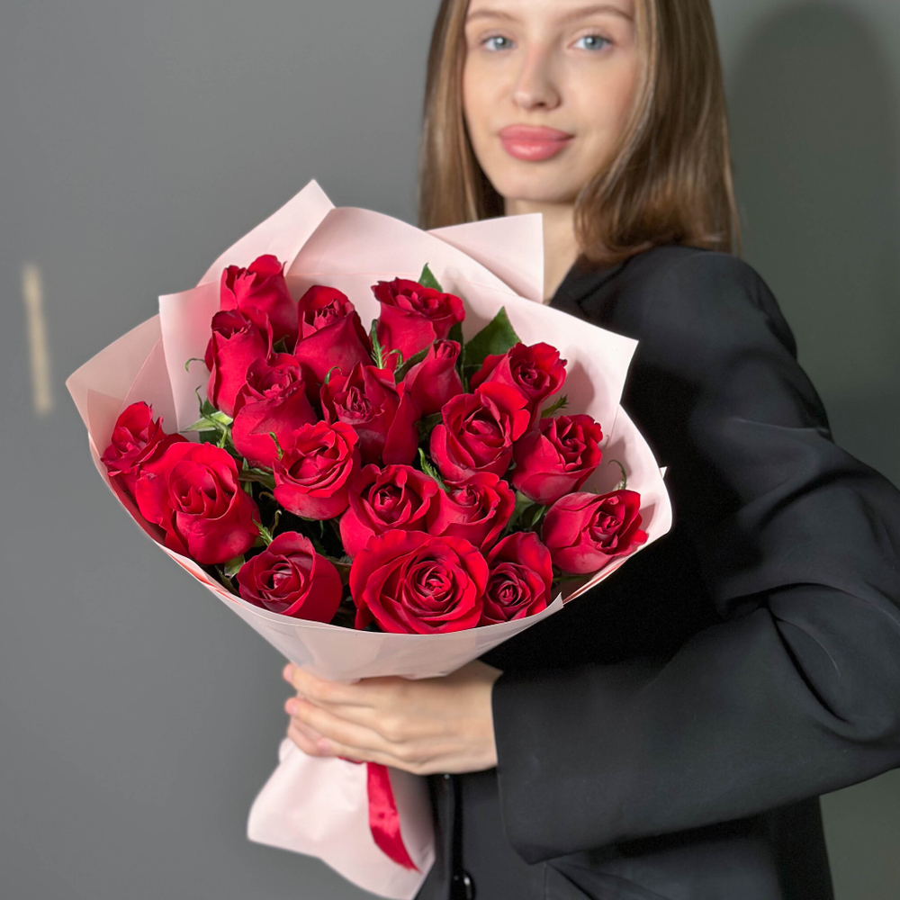 Букет 19 роз Кения 40 в пленке красные