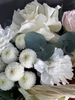 Авторская композиция в корзине в бело-розовой гамме