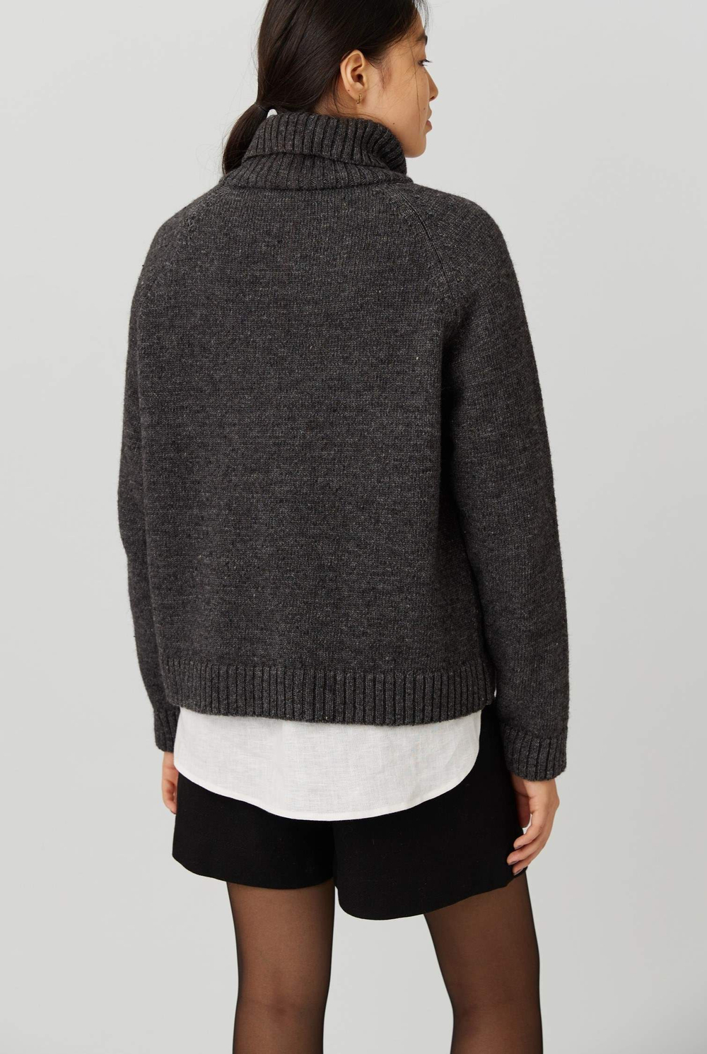 Свитер с горлом из шерсти темно-серого цвета