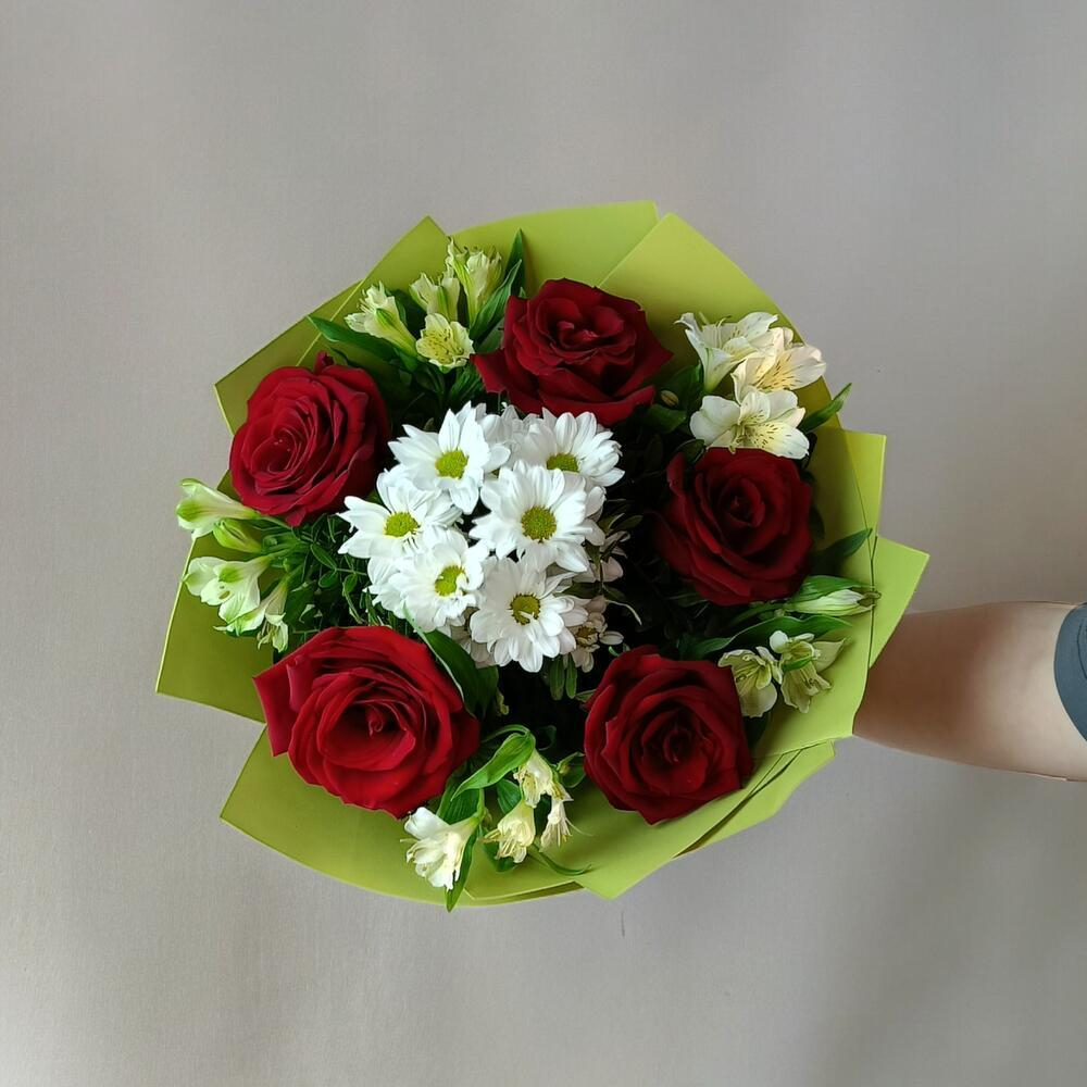 Букет из красных роз, кустовой хризантемы и альстромерии