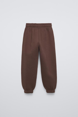 ZARA КОМПЛЕКТ ИЗ ТОЛСТОВКИ И ДЖОГГЕРОВ С НАШИВКОЙ, КОРИЧНЕВЫЙ