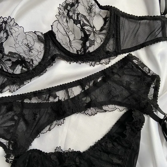 Вышивка на сетке черная 24 см