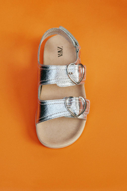 ZARA САНДАЛИИ С ПРЯЖКАМИ «СЕРДЦА», СЕРЕБРИСТЫЙ