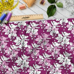Ткань кулирная гладь эскизы белых и розовых цветов на сиреневом фоне