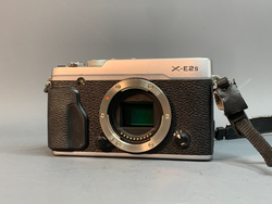 Fujifilm X-E2S внизу небольшой скол на корпусе