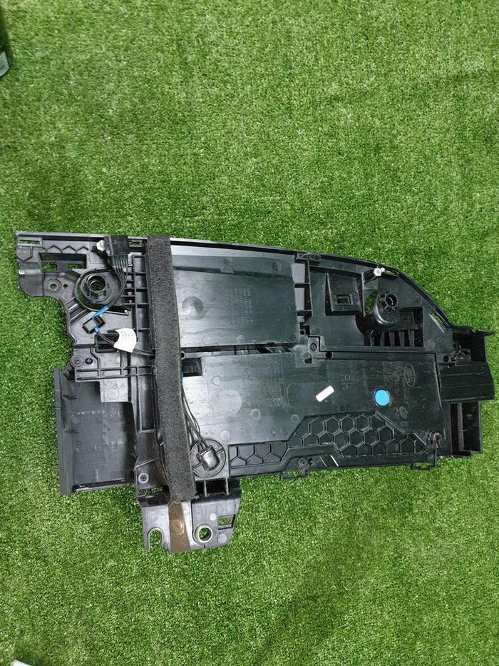 Фонарь правый Land-Rover Defender 2 L663 (2019-н.в.)