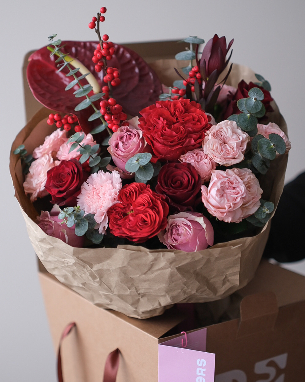 Букет с антуриумом, пионовидными розами Ред и Пинк Монстр и илексом