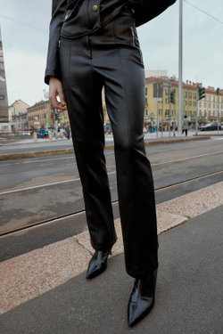 ZARA БРЮКИ FLARE ИЗ ИСКУССТВЕННОЙ КОЖИ, ЧЕРНЫЙ