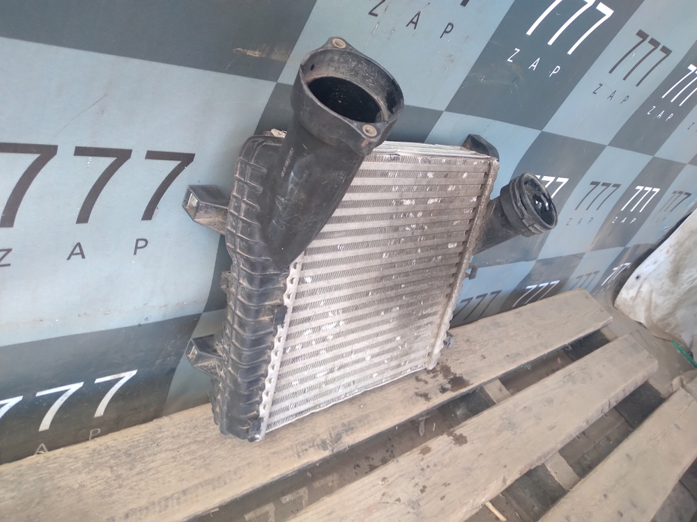 Интеркулер левый Volkswagen Porsche Touareg 2, Cayenne 2 (958) 10-18 Б/У Оригинал 7l6145803