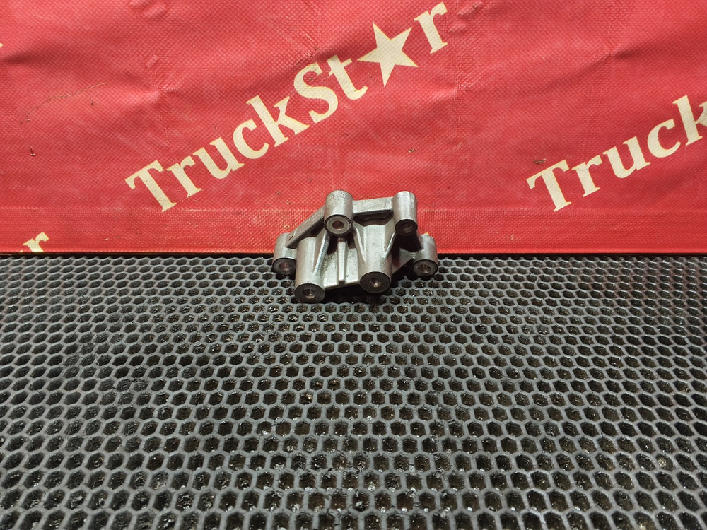 Кронштейн коллектора впускного 2020г.