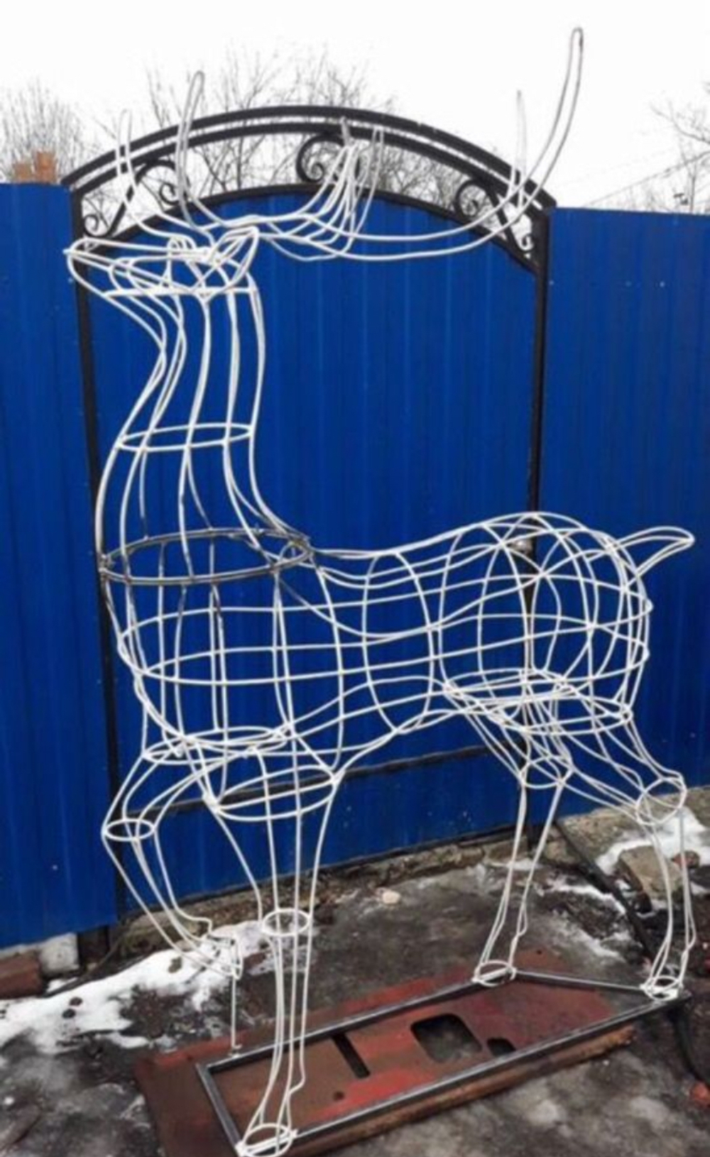 Фигура гордого оленя