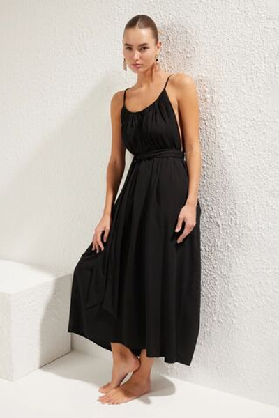 Черное пляжное платье макси с поясом TBESS25EL00086