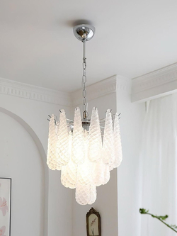 Элегантная подвесная люстра с металлическим каркасом и каскадом фактурных стеклянных плафонов.