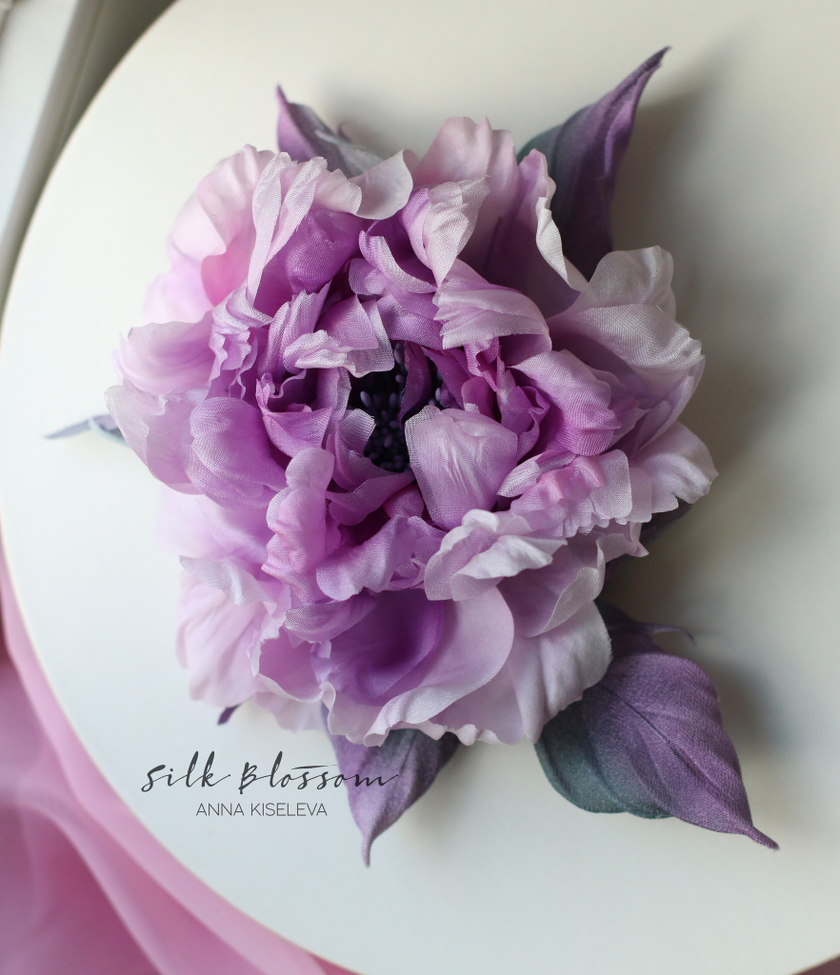 Сиреневая пушистая роза из шелка