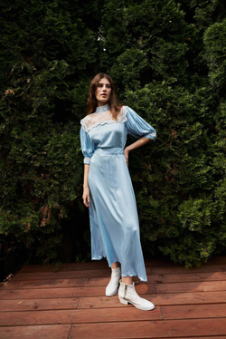 Платье миди со вставкой на груди голубое