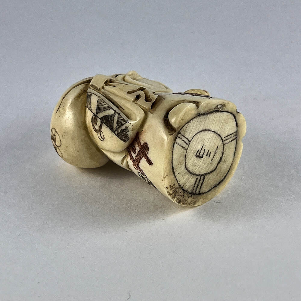 Статуэтка нэцкэ Бог Фукурокудзю с мешком риса и персиком