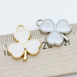 Подвеска Клевер, цвет серебро + белый, размер 20*16 мм, цена за 1 шт