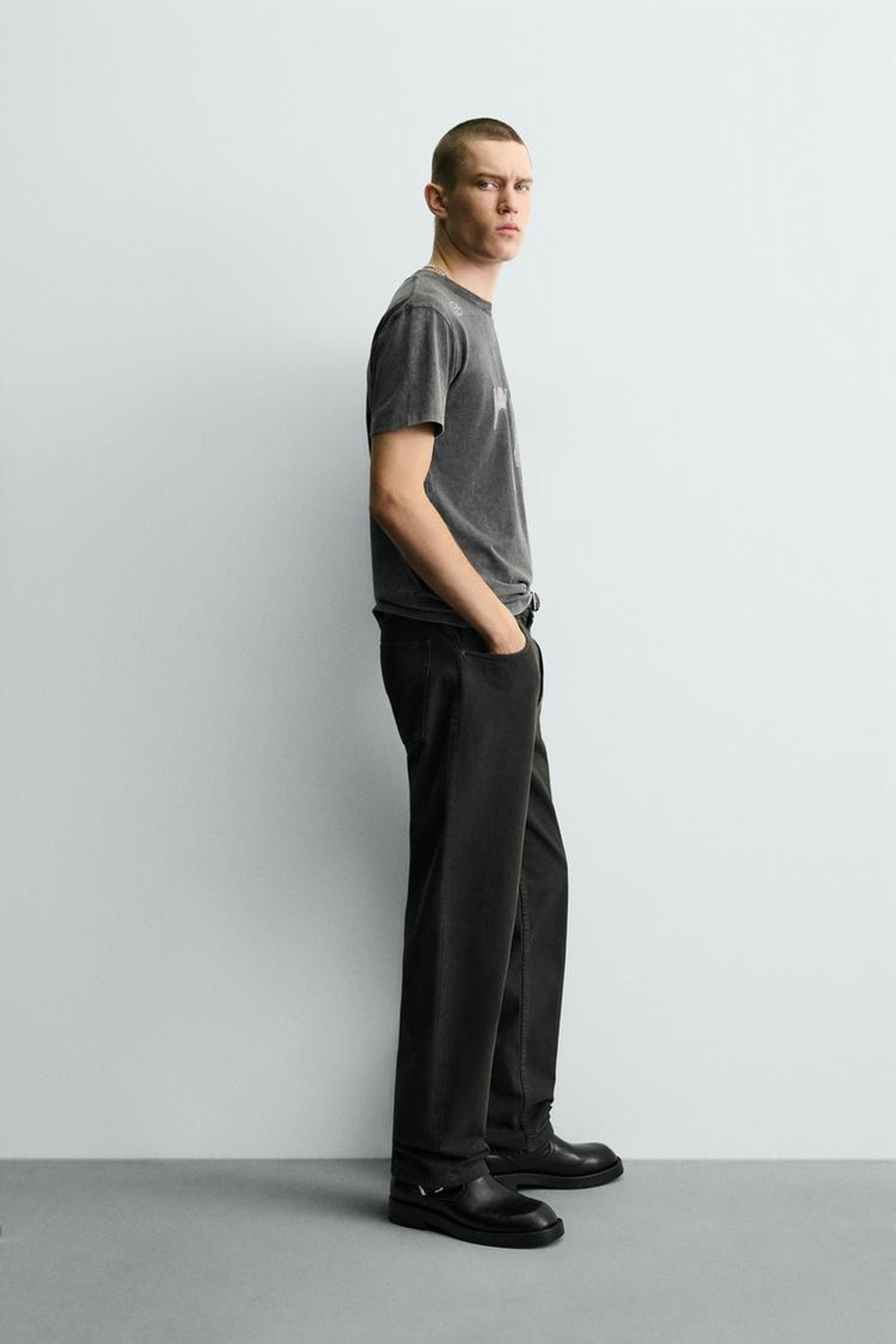 ZARA ФУТБОЛКА С КОНТРАСТНЫМ ПРИНТОМ И ЭФФЕКТОМ ПОТЕРТОСТИ, СЕРЫЙ