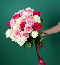 Букет цветов из 25 пионовидных и сингл роз Эквадор (микс)