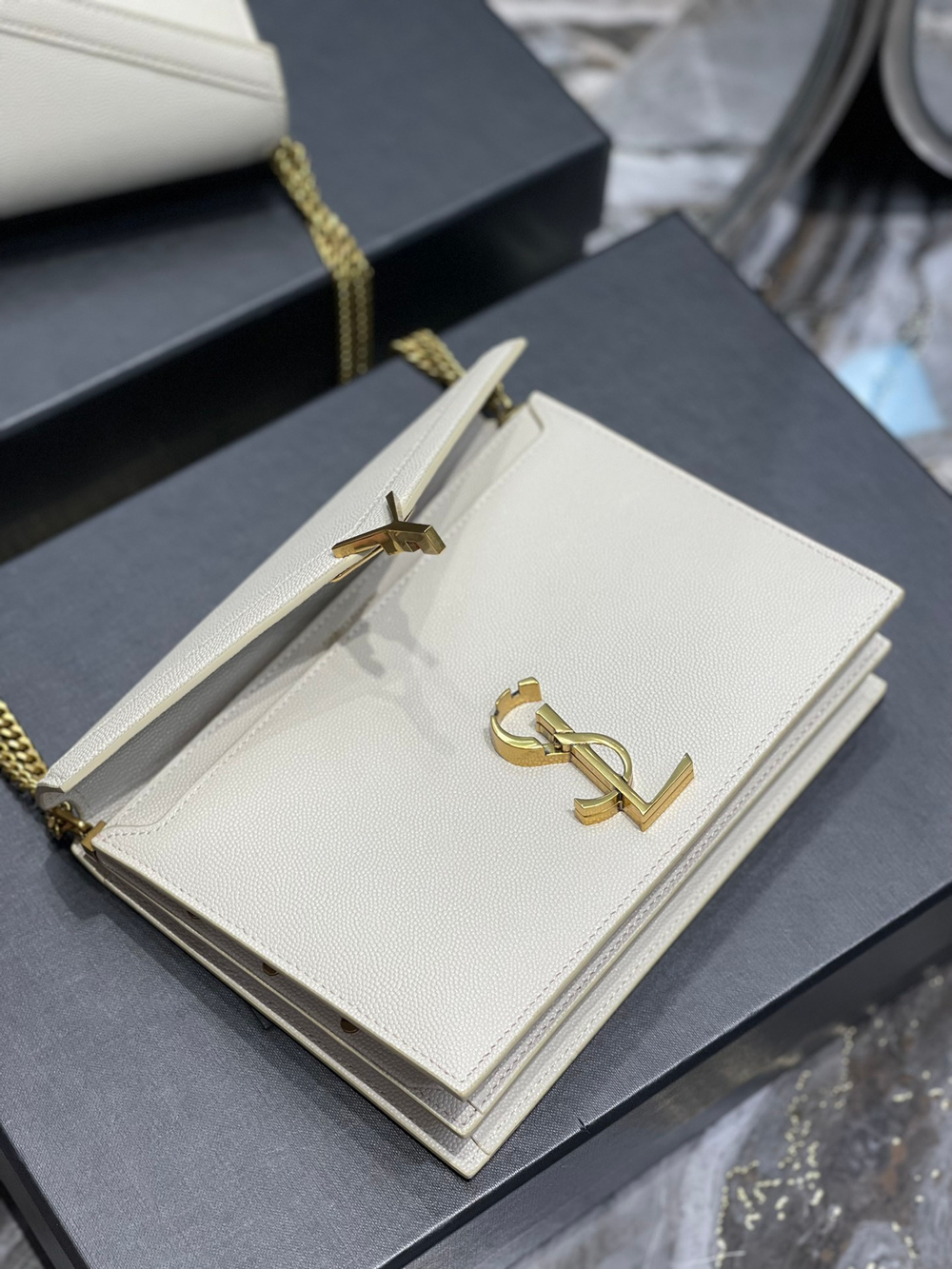YSL Cassandra Medium 22 cm