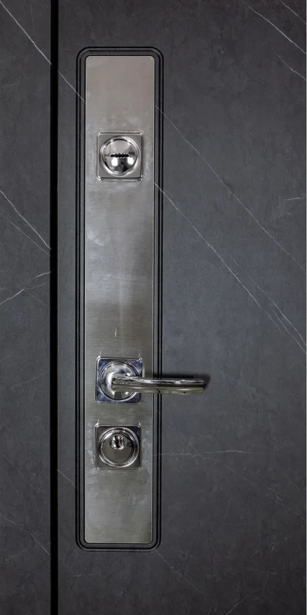 Входная дверь в квартиру STR МХ - 26 Гранит лава оникс, вставка нержавеющая сталь / Д5 Белый софт