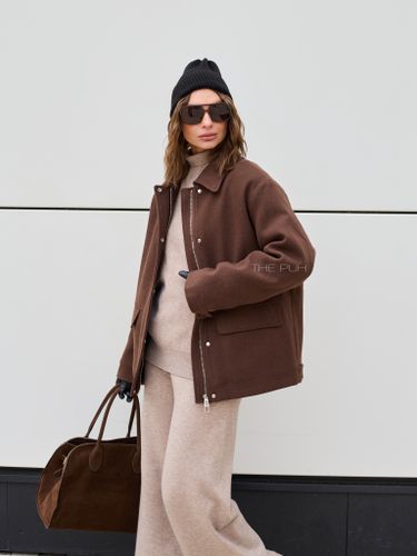 Коричневая куртка с меховым воротником