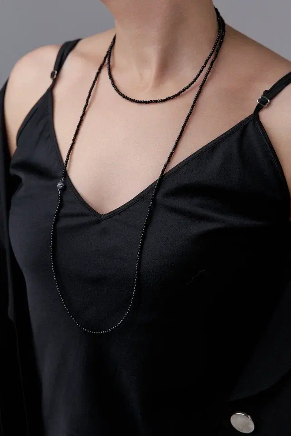 Нить-трансформер "Венеция" из черного венецианского бисера с графитовым магнитом