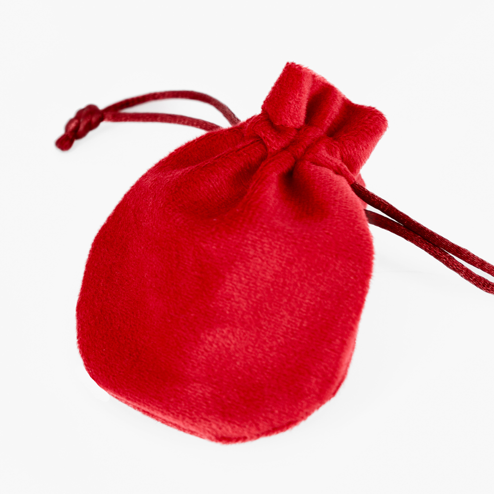 Компактный плюшевый U‑образный мешочек для украшений.