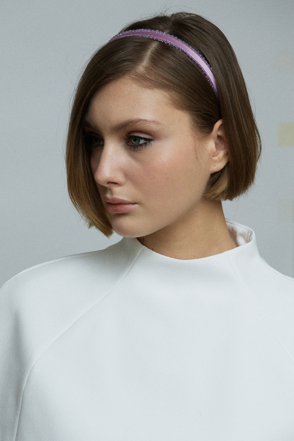 Ободок тонкий сиреневый с декором по контуру