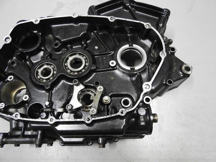 правая часть картера Suzuki Boulevard 400 VK55A